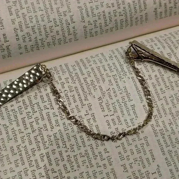 Vintage goldtone sweater clips - Picture 9 of 9